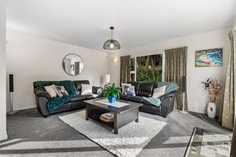 Photo of property in 2/26 Beaudine Avenue, Glenfield, Auckland, 0629