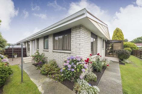 Photo of property in 6 Chertsey Court, Roslyn, Palmerston North, 4414