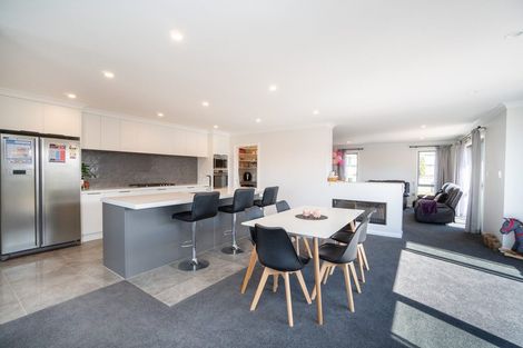 Photo of property in 5 Mediterranean Grove, Fitzherbert, Palmerston North, 4410