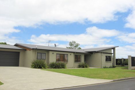 Photo of property in 2 Four Oaks Place, Pukekohe, 2120