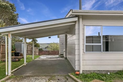 Photo of property in 15a Bayswater Place, Newlands, Wellington, 6037