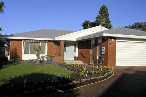Photo of property in 14 Taupiko Place, Green Bay, Auckland, 0604