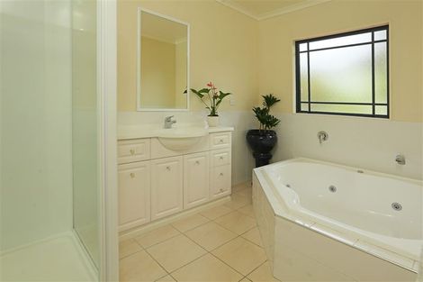 Photo of property in 70 San Valentino Drive, Henderson, Auckland, 0612