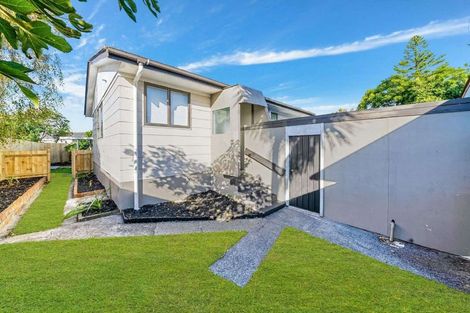 Photo of property in 2/7 Mon Desir Place, Manurewa, Auckland, 2102