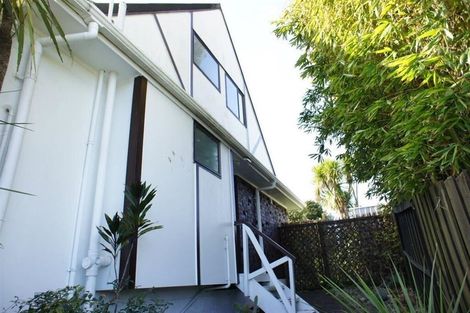 Photo of property in 2/2b Sunnynook Road, Sunnynook, Auckland, 0620