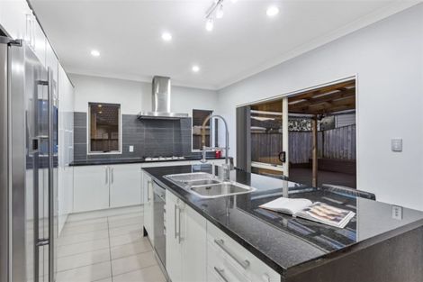 Photo of property in 2 Stamford Crescent, Flat Bush, Auckland, 2019