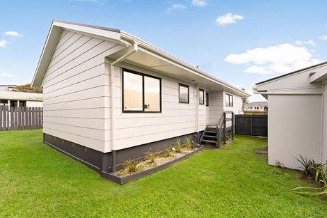 Photo of property in 2/7 Rewarewa Road, Te Atatu Peninsula, Auckland, 0610