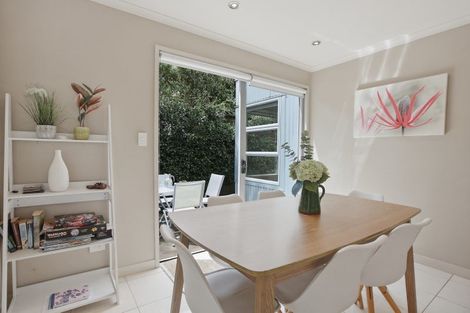 Photo of property in 32c Gilbert Street, New Plymouth, 4310