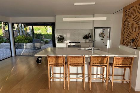 Photo of property in 2 Piha Road, Piha, 0772