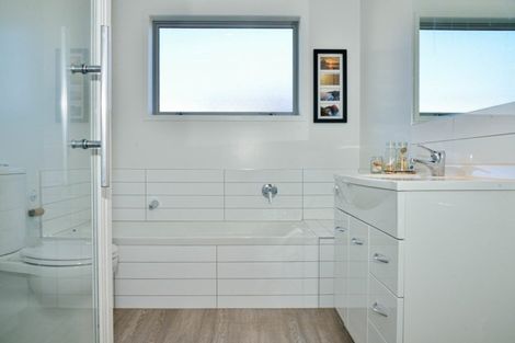 Photo of property in 30 Hamilton Drive, Wainui, Gisborne, 4010