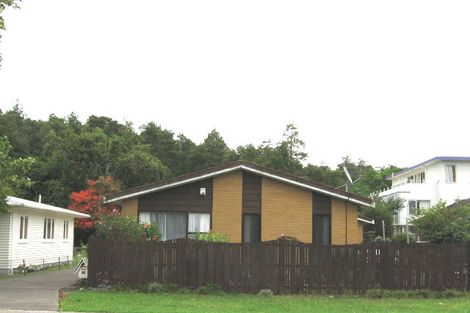 Photo of property in 2/10 Hillcrest Avenue, Hillcrest, Auckland, 0627