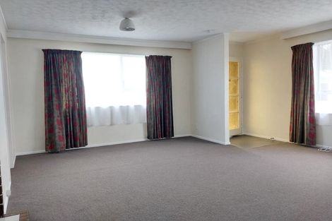 Photo of property in 10 Kingsbridge Place, Newlands, Wellington, 6037