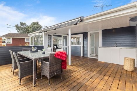 Photo of property in 16 Weatherly Road, Torbay, Auckland, 0630