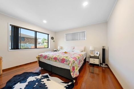 Photo of property in 7 Mark Edward Drive, Half Moon Bay, Auckland, 2012
