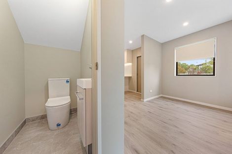 Photo of property in 47a Gossamer Drive, Pakuranga Heights, Auckland, 2010