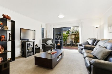 Photo of property in 4 Northcross Drive, Oteha, Auckland, 0632