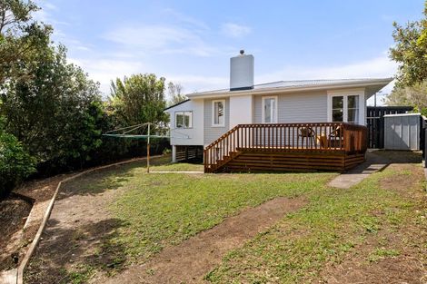 Photo of property in 4 Link Road, Newlands, Wellington, 6037