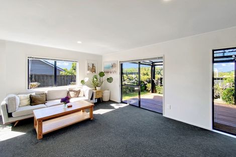 Photo of property in 19a Akoranga Drive, Northcote, Auckland, 0627
