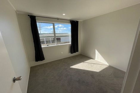 Photo of property in 2 Sabot Place, Massey, Auckland, 0614