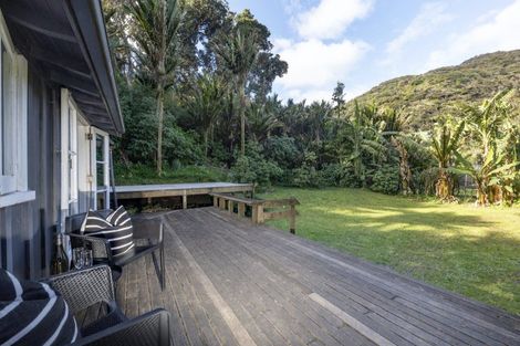 Photo of property in 122 Garden Road, Piha, New Lynn, 0772