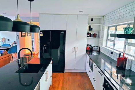 Photo of property in 17 Golf Road, New Lynn, Auckland, 0600