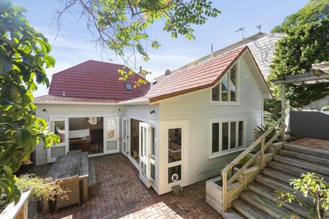 Photo of property in 210 Oriental Parade, Oriental Bay, Wellington, 6011