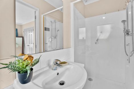 Photo of property in 2/1a Hamilton Place, Glenfield, Auckland, 0629