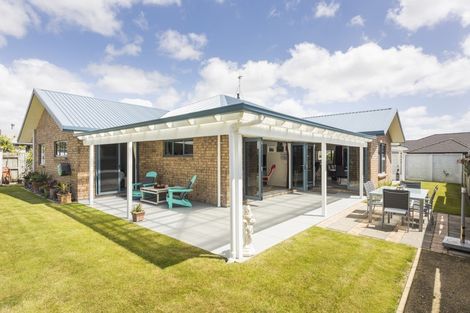 Photo of property in 29 Chestnut Close, Kelvin Grove, Palmerston North, 4414