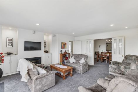 Photo of property in 8 Carl Place, Unsworth Heights, Auckland, 0632