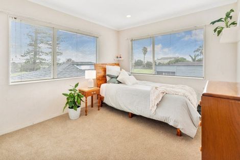 Photo of property in 11 Corta Bella Place, Golflands, Auckland, 2013