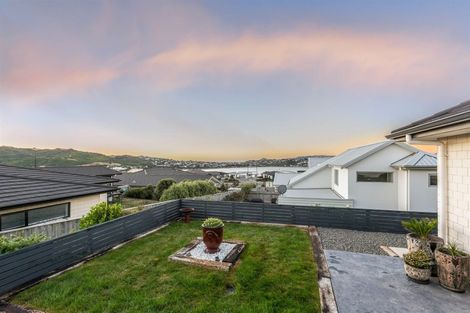 Photo of property in 86 Queen Charlotte Drive, Aotea, Porirua, 5024