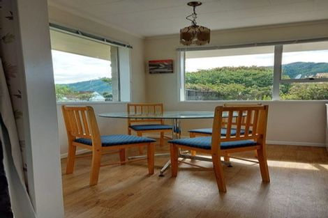 Photo of property in 18 Rewarewa Crescent, Waikanae, 5036