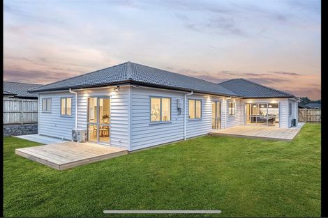 Photo of property in 15 Walter Ruddock Avenue, Kumeu, 0810