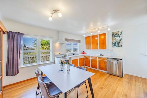 Photo of property in 12 Barker Rise, Northcross, Auckland, 0632