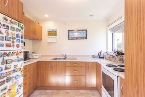 Photo of property in 2/4 Stewart Drive, Newlands, Wellington, 6037