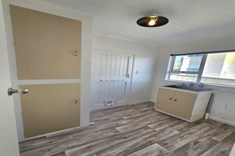 Photo of property in 10 Paritutu Road, Spotswood, New Plymouth, 4310