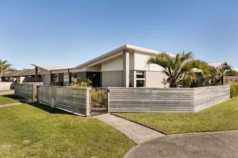 Photo of property in 1 Butterworth Crescent, Papamoa Beach, Papamoa, 3118