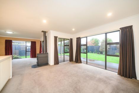 Photo of property in 16 Sorrento Place, Kelvin Grove, Palmerston North, 4414