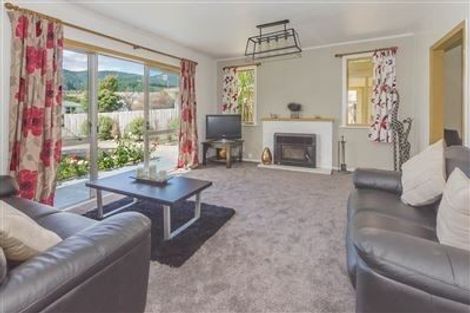 Photo of property in 8 Brazier Grove, Paraparaumu, 5032