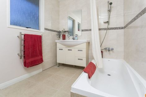 Photo of property in 17 Cunliffe Place, Glenfield, Auckland, 0629