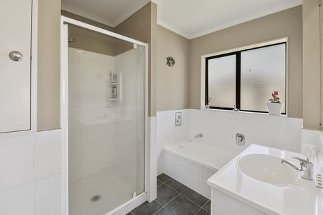 Photo of property in 6 Croftview Road, Wattle Downs, Auckland, 2103