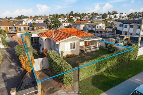 Photo of property in 11 Roberts Road, Te Atatu South, Auckland, 0610