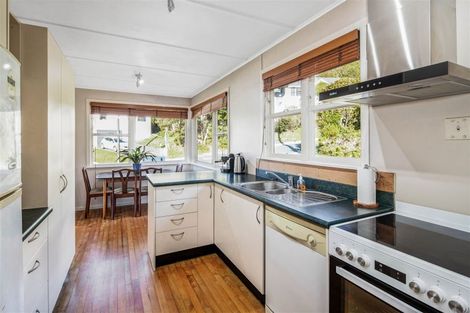 Photo of property in 45 Catherine Crescent, Paparangi, Wellington, 6037