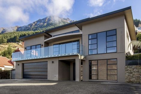Photo of property in 70 Wynyard Crescent, Fernhill, Queenstown, 9300