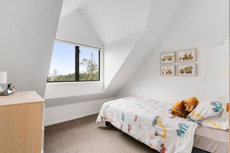 Photo of property in 1/305 Glenfield Road, Glenfield, Auckland, 0629