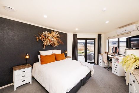 Photo of property in 17 Daniel Place, Kelvin Grove, Palmerston North, 4414