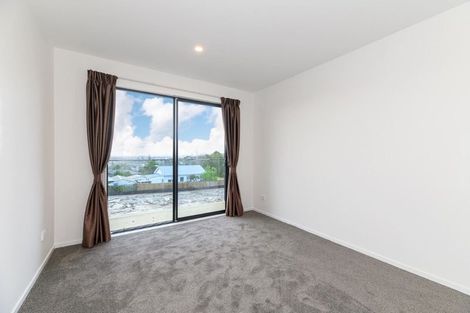 Photo of property in 4/60 Triangle Road, Massey, Auckland, 0614