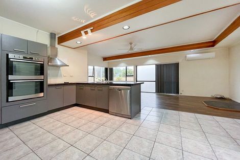 Photo of property in 4 Landsberg Way, Windsor Park, Auckland, 0632