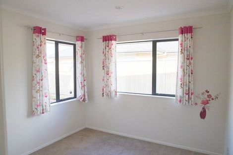 Photo of property in 12 Erceg Way, Rosehill, Papakura, 2113