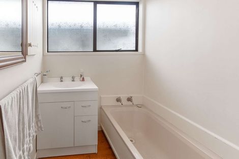 Photo of property in 15 Matthew Place, Kawaha Point, Rotorua, 3010